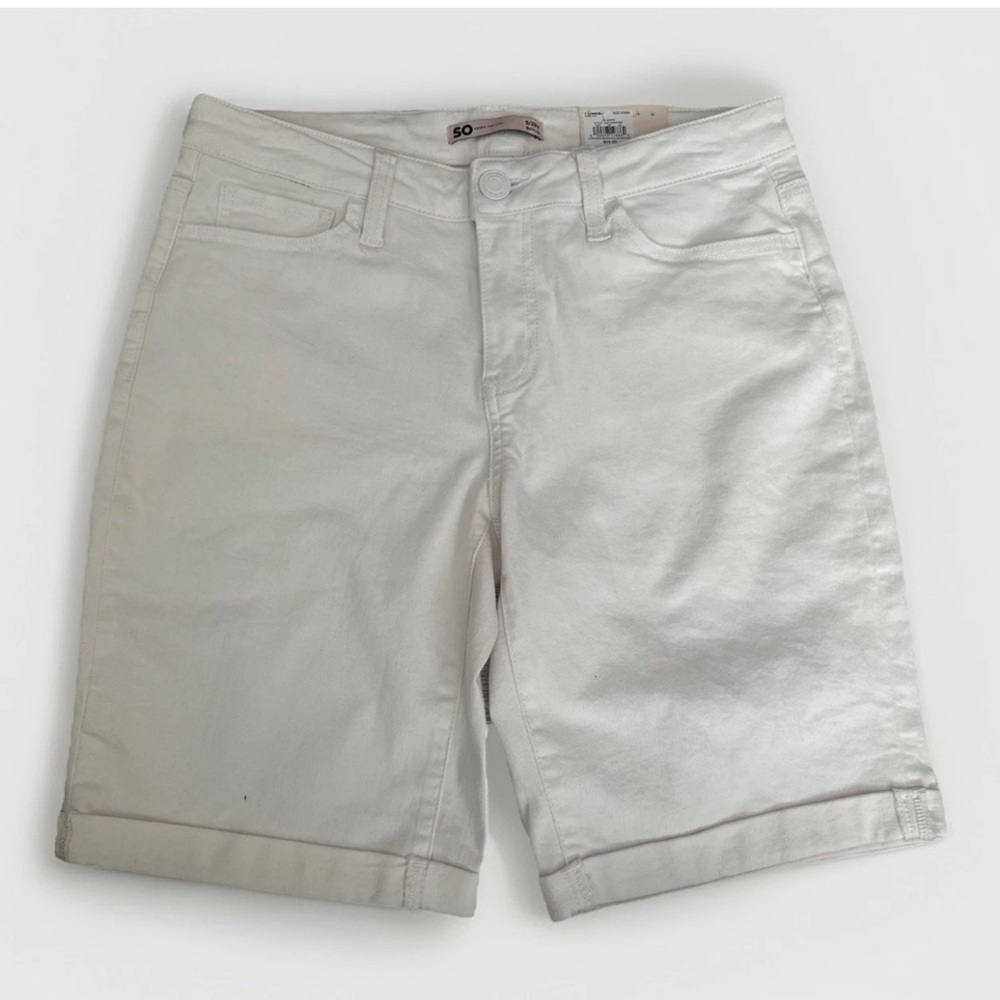 New SO Juniors White Bermuda Shorts Low Rise Size 9/29W 9in Inseam